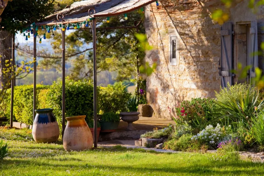 Maison en pierre avec jardin aménagerwebp